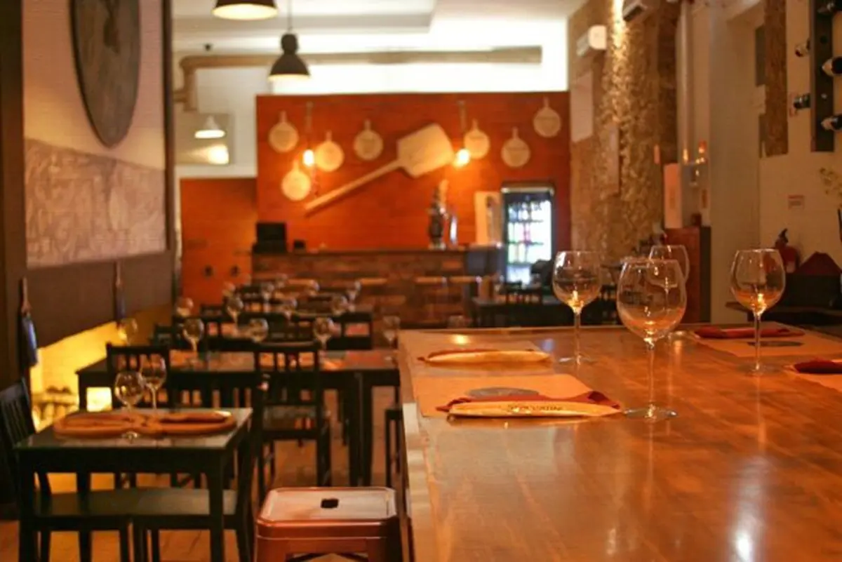 Balcão do restaurante de Palmela com as pás de pizza