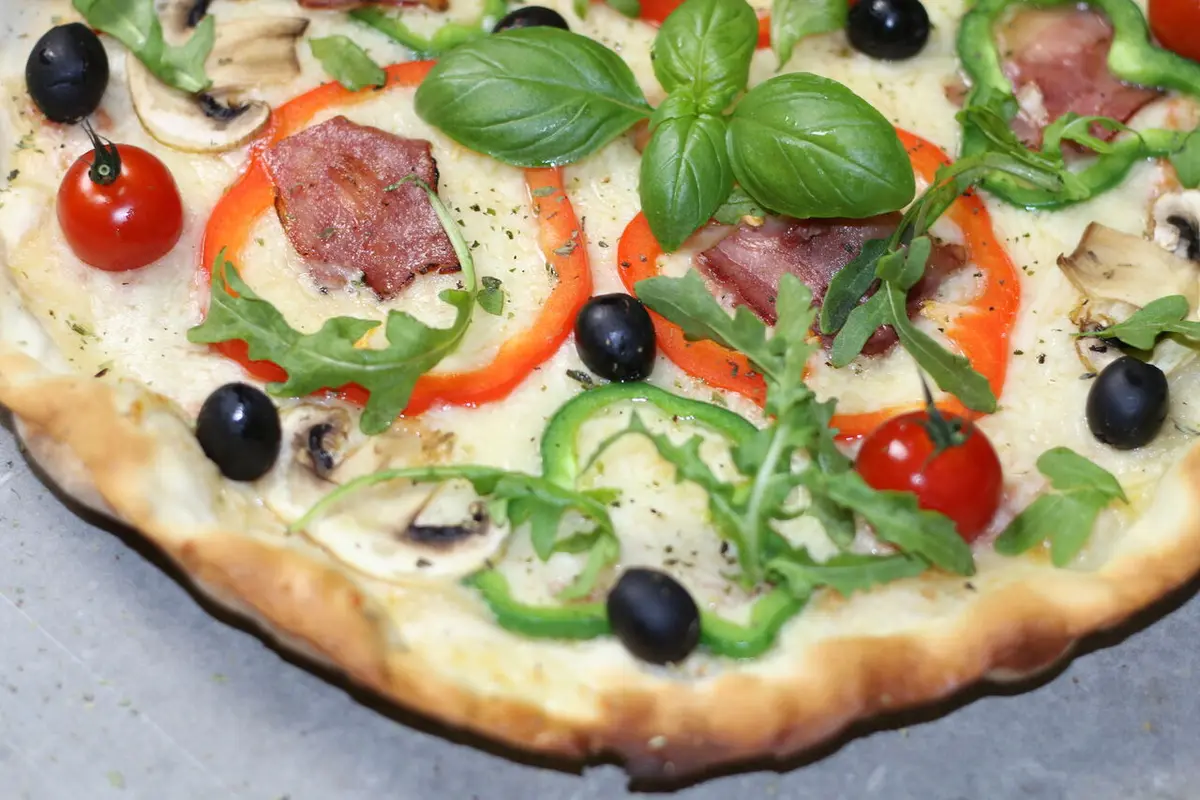 Pizza com mozzarella, tomate e manjericão