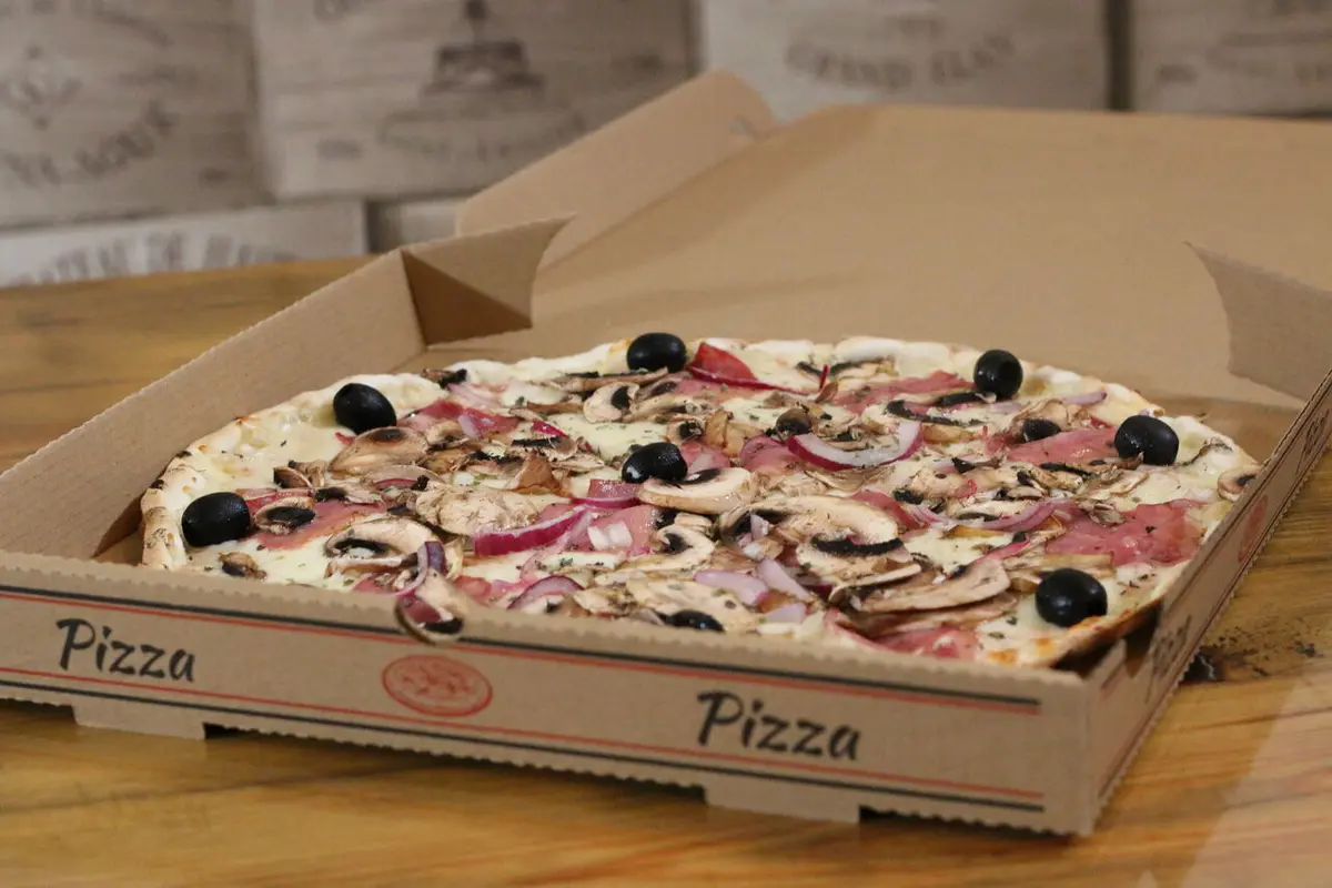 Pizza de cogumelos e cebola roxa
