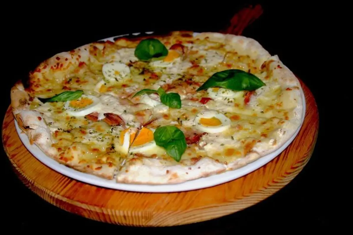 Pizza com ovo e manjericão fresco